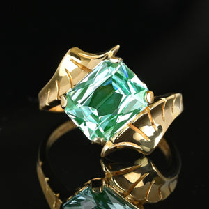 Vintage Fan Shoulders Vivid Green Spinel Ring in Gold - Boylerpf