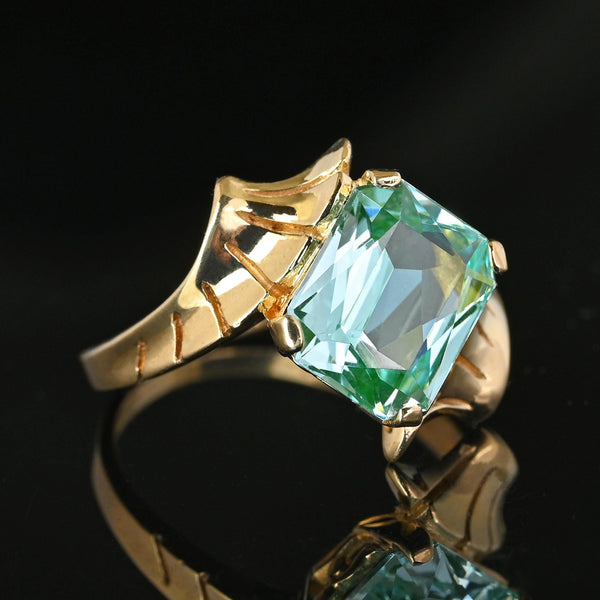 Vintage Fan Shoulders Vivid Green Spinel Ring in Gold - Boylerpf