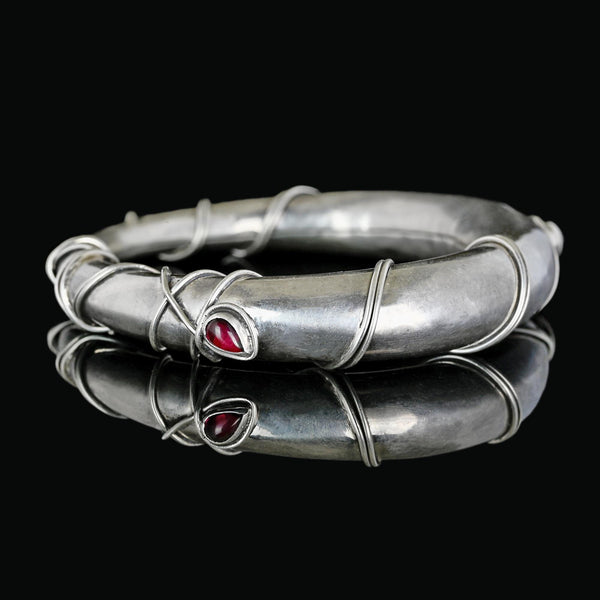 Poppy Dandiya Heavy Sterling Silver Garnet Bracelet - Boylerpf