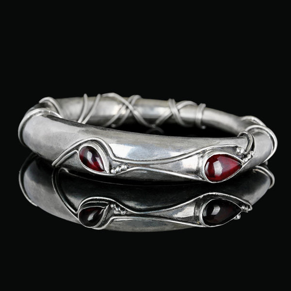 Poppy Dandiya Heavy Sterling Silver Garnet Bracelet - Boylerpf