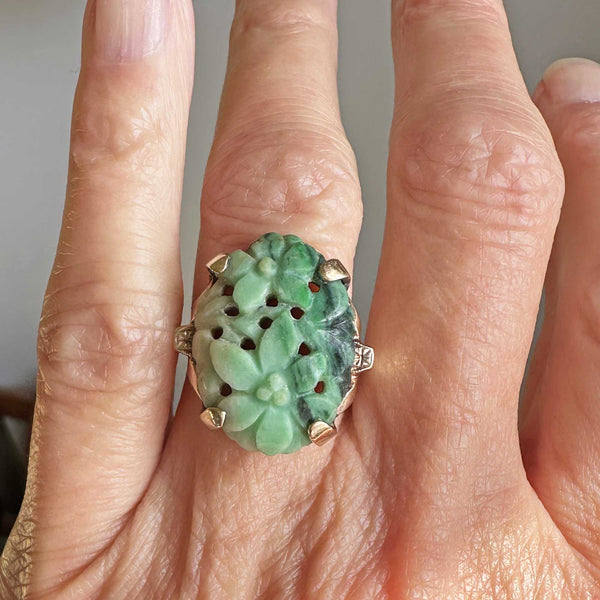 1930s Carved Floral Pierced Jade Ring in Gold - Boylerpf