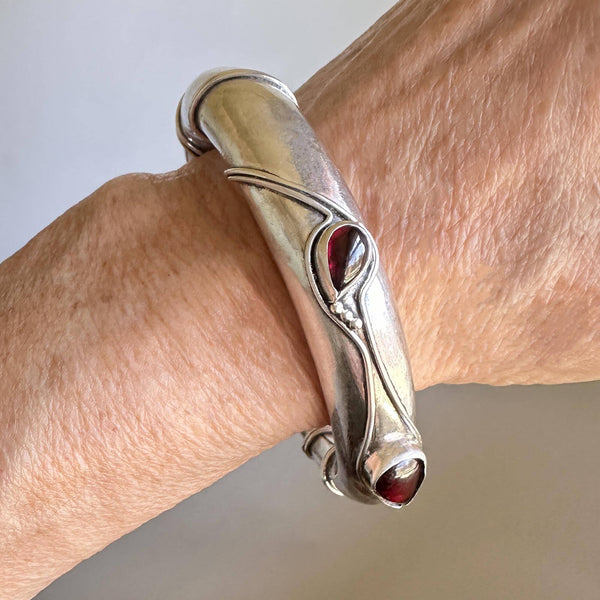 Poppy Dandiya Heavy Sterling Silver Garnet Bracelet - Boylerpf