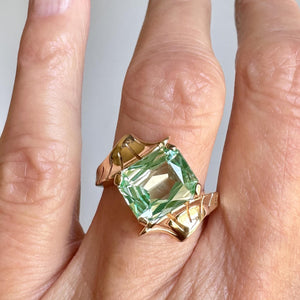 Vintage Fan Shoulders Vivid Green Spinel Ring in Gold - Boylerpf