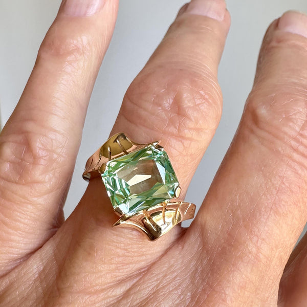 Vintage Fan Shoulders Vivid Green Spinel Ring in Gold - Boylerpf