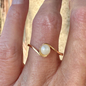 Elegant 14K Gold Bypass Pearl Solitaire Ring - Boylerpf