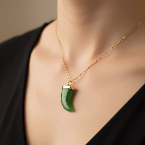 Vintage 9K Gold GReen Jade Tooth Claw Pendant