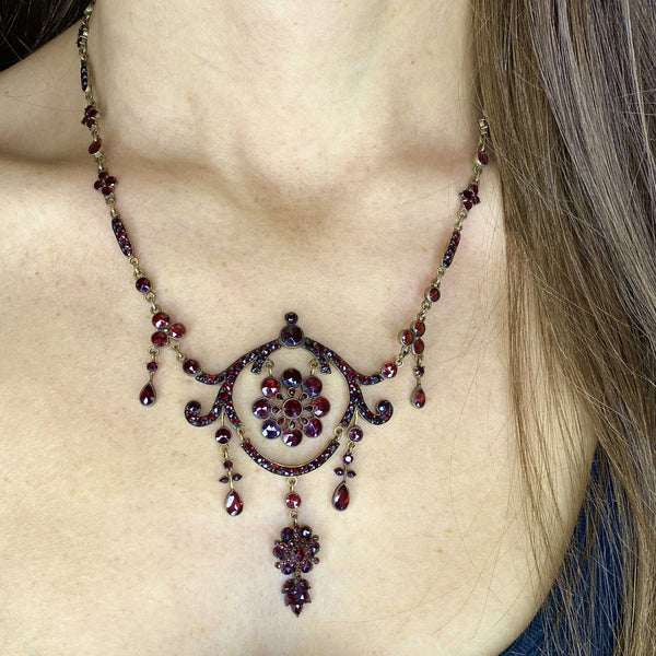 Sold at Auction: Jewellery, GARNET NECKLACE AROUND 1890 WI